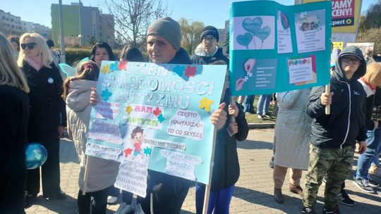 Happening, marsz i konferencja. Kolejna edycja Dni Świadomości Autyzmu w Płońsku