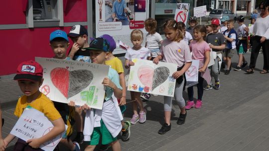 Happening przedszkolaków sprzeciwiający się paleniu papierosów