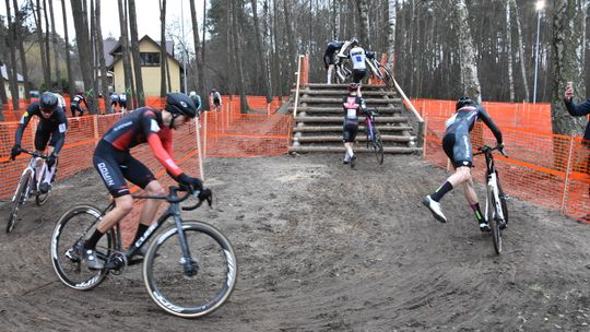 Historyczny moment w Gminie Załuski. Karolinowo gospodarzem zawodów w kolarstwie przełajowym