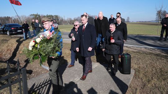 Hołd Żołnierzom Wyklętym w Popowie Borowym Hołd Żołnierzom Wyklętym w Popowie Borowym