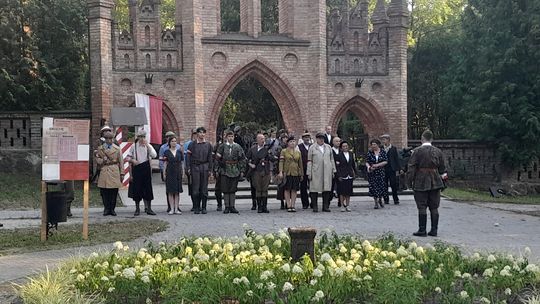 Inscenizacja walk powstańczych w Ciechanowie. Rekonstruktorzy pokazali życie okupowanej Warszawy