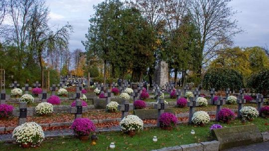 Jak dojechać na cmentarze w Ciechanowie? Są zmiany w organizacji ruchu