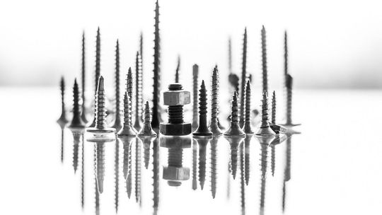 Jak odkręcić śrubę z wyrobioną główką: Skuteczne Metody i Narzędzia