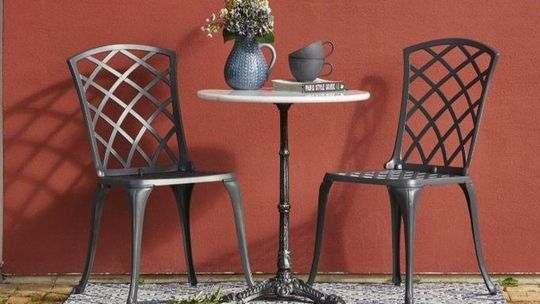 Jak urządzić klimatyczny balkon wybierając nowoczesne meble ogrodowe?