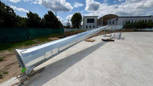 Jaśniej na stadionie w Płońsku. Maszty oświetleniowe w montażu