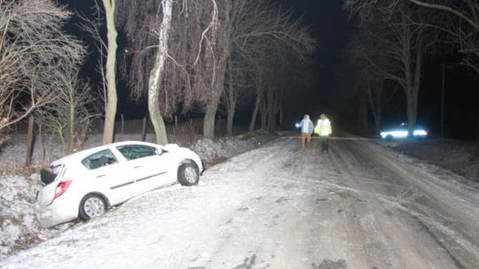 Jazda na nieodśnieżonej drodze mogła zakończyć się tragedią