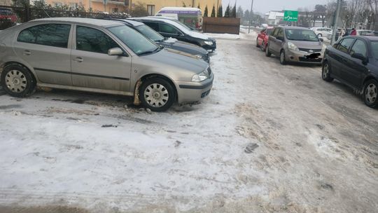 Jazda po chodniku i parkowanie przy SP4 w Płońsku są wykroczeniem. Czy posypią się mandaty?