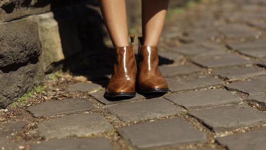 Jesienna rewolucja w szafie: modne botki, które odmienią każdą stylizację