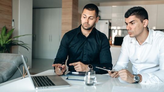 Kiedy rozważać pożyczkę pod nieruchomości dla firmy: Kluczowe czynniki