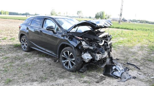 Kierowca osobówki wjechał w dom w Wycinkach