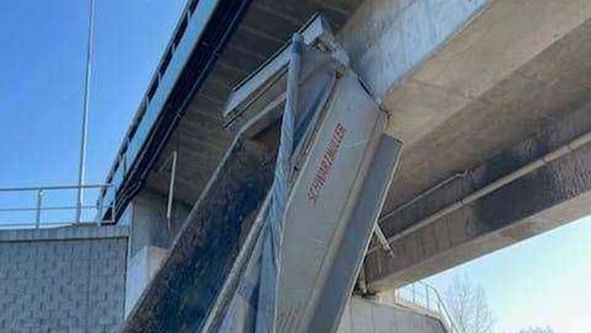 Kierowca przejeżdżając pod wiaduktem … stracił wywrotkę