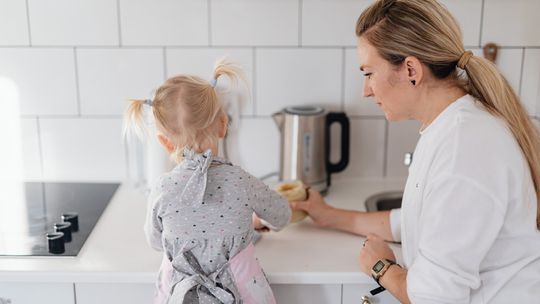 Kitchen Helper od Kids-Wood: Jak Wspiera Rozwój Umiejętności Kulinarnych u Dzieci?