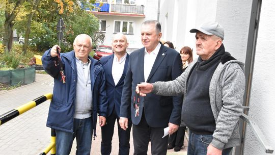 Klucze do mieszkania wspomaganego w Płońsku przekazane lokatorom