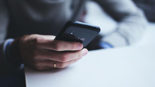 Kobieta ze wschodnim akcentem fałszywym pracownikiem banku. Mężczyzna stracił duże pieniądze