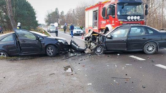 Kolizja dwóch aut na skrzyżowaniu w Krysku. Dwie osoby zostały poszkodowane. Droga jest zablokowana 