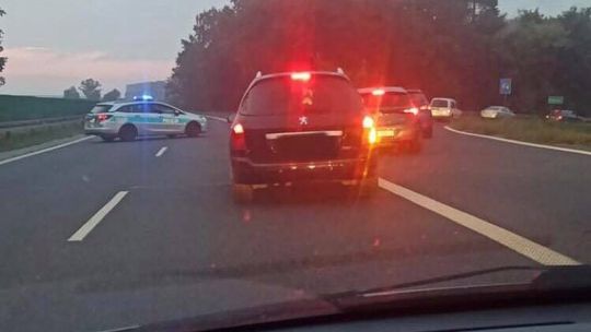 Kolizja łącznie 4 pojazdów na DK7. Trasa jest zablokowana, a policja kieruje na objazdy.