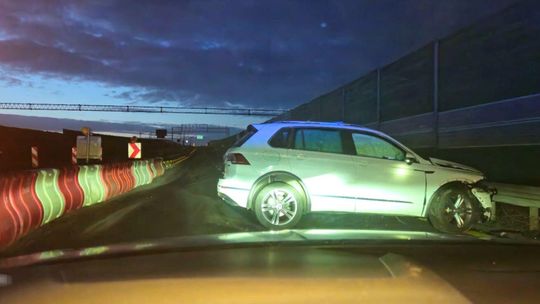 Kolizja na trasie S7 pod Płońskiem. Volkswagen uderzył w bariery