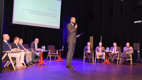 Konferencja dotycząca technologii. Czy bardziej opłaca się inwestować w człowieka czy w roboty?