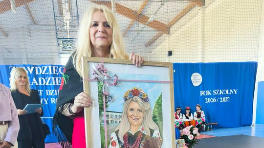 Królewskie pożegnanie - Królowej oświaty ze szkoły w Stróżewie