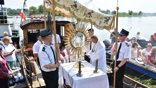 Królową polskich rzek do Boga. Kolejna procesja Bożego Ciała