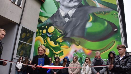 Leon Rutkowski dumnie spoglądał z muralu na ślubowanie uczniów