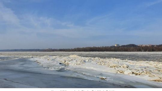 Lodołamacze usuwały krę zalegającą na Wiśle na wysokości Płocka 