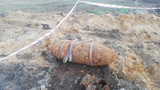 Mieszkańcy Dzierzążni śpią na bombach. Kolejny niewybuch odkopany