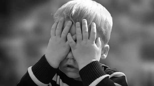 Minuty, które mogły kosztować życie. Policjanci odnaleźli 3-latka