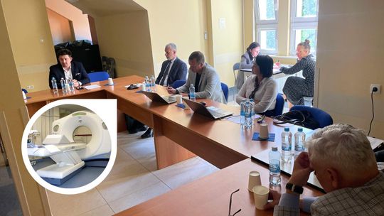 Mobilny tomograf stanie przed płońskim szpitalem