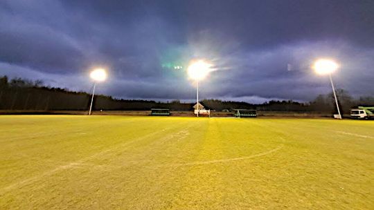 Modernizacja boiska w Słoszewie. Zawodnicy zagrają przy sztucznym oświetleniu