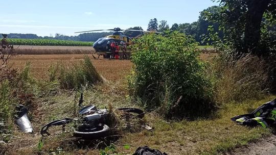 Motocykl uderzył w drzewo. 18 - latek w stanie krytycznym