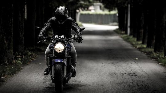 Motocyklista ranny w wypadku, kierował bez uprawnień w stanie nietrzeźwości 