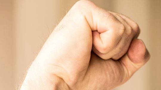 Nakaz opuszczenia mieszkania po interwencji. 42-latek stosował przemoc wobec matki