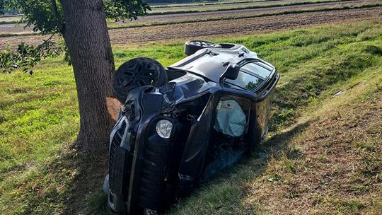 Naruszewo. Pijany 69-latek kierował autem. Jazdę zakończył w przydrożnym rowie 