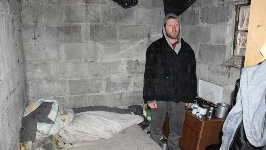 Niepełnosprawny Dawid mieszka i śpi … w kurniku