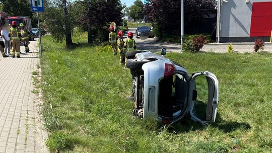 Nietrzeźwy senior za kierownica toyoty. Jazdę zakończył na pasie zieleni