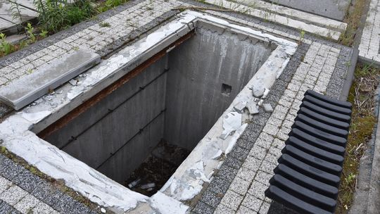 Niezabezpieczone pieczary na płońskim cmentarzu. Aż prosi się o nieszczęście Niezabezpieczone pieczary na płońskim cmentarzu. Aż prosi się o nieszczęście