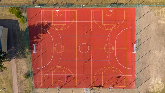 Nowe boisko w Cieksynie. Ostatnia szkoła zyskała obiekt Nowe boisko w Cieksynie. Ostatnia szkoła zyskała obiekt