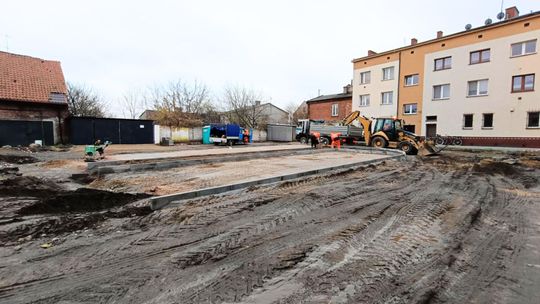 Nowe oblicze podwórza UM w Raciążu. Ruszył pierwszy etap modernizacji