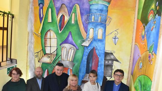 Nowy mural zdobi ścianę Szkoły Podstawowej nr 4 w Płońsku