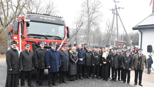 Nowy wóz ratowniczo-gaśniczy zaparkował przed jednostką OSP Królewo