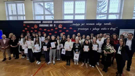 O polskich tradycjach i zwyczajach podczas konkursu wiedzy polonistycznej