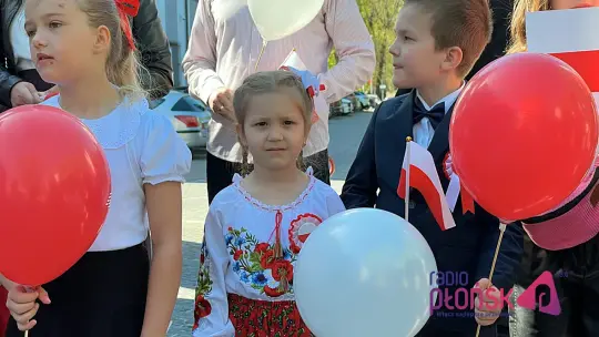 Obchody Dnia Flagi RP w Płońsku | Hymn, przemówienia i występ dzieci
