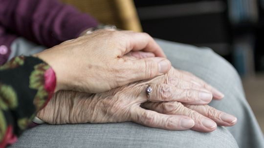 Obiecał 26 tys. euro z ubezpieczenia po zmarłym, zabrał 6 tys. zł i zostawił zabawkowe pieniądze
