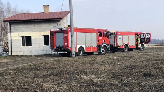 Ogień na budowie. Nikomu nic się nie stało.