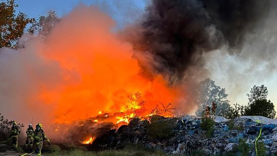 Ogromny pożar tkanin i ubrań pod Nowym Dworem. W akcji 60 strażaków