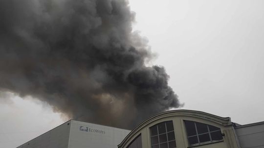 Ogromny pożar w jednej z fabryk w Nowym Dworze. Ponad stu strażaków walczy z ogniem
