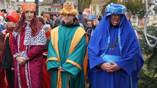 Orszak i wspólne kolędowanie przy raciąskiej szopce