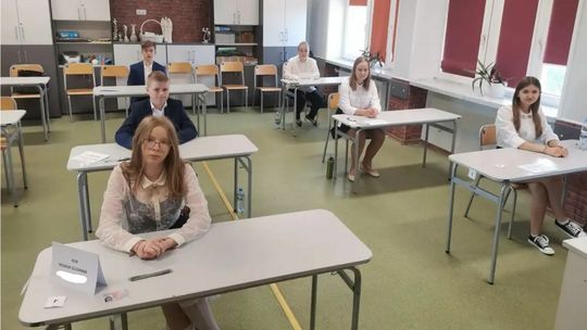 Ósmoklasiści zaczynają egzaminy: Na początek j. polski