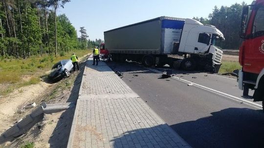 Osobówka uderzyła w bok tira. 37-latek trafił do szpitala